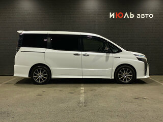 2018 Toyota Voxy III (R80) Рестайлинг, белый, 2480000 рублей, вид 4