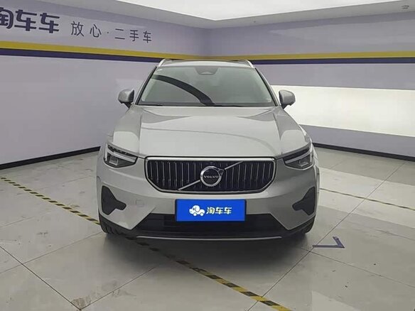 2023 Volvo XC40 I Рестайлинг, серый, 3786574 рублей - вид 1