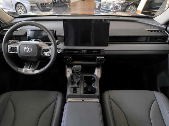 2026 Toyota RAV4 V (XA50), чёрный, 4690000 рублей - вид 11
