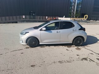 2021 Toyota Yaris IV, серебристый, 1200000 рублей, вид 4