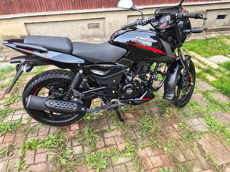 2022 Bajaj Pulsar 180, чёрный, 145000 рублей, вид 2