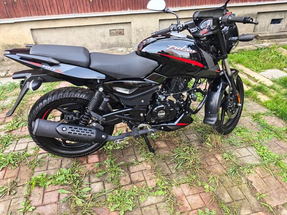 2022 Bajaj Pulsar 180, чёрный - вид 1