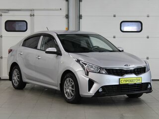 2021 Kia Rio IV Рестайлинг, серебристый, 1057000 рублей, вид 3