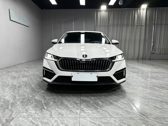 2022 Skoda Octavia IV (A8), белый - вид 3