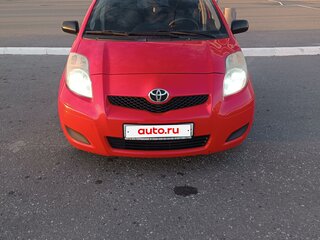 2009 Toyota Yaris II Рестайлинг, красный, 450000 рублей, вид 2