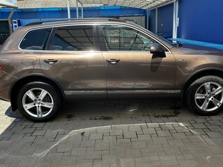2011 Volkswagen Touareg II, коричневый, 2150000 рублей, вид 2