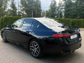 2024 BMW 5 серии 520i VIII (G60/G61/G68), чёрный, 7250000 рублей, вид 3