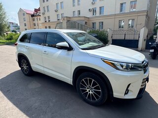 2017 Toyota Highlander III (XU50) Рестайлинг, белый, 3800000 рублей, вид 3