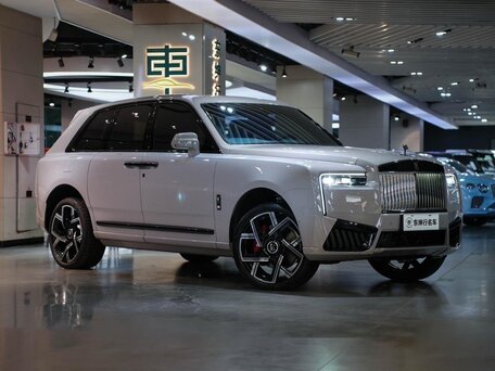 2025 Rolls-Royce Cullinan Black Badge I Рестайлинг (Series II), чёрный, 49000000 рублей, вид 2