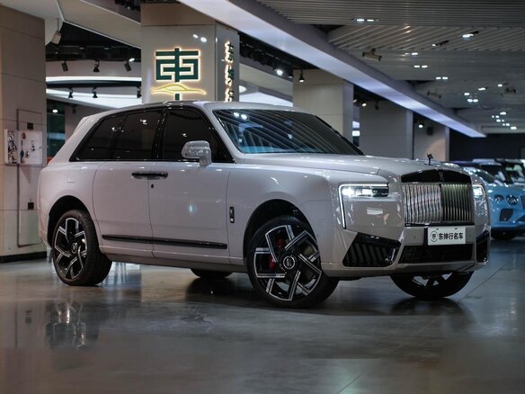 2025 Rolls-Royce Cullinan Black Badge I Рестайлинг (Series II), чёрный, 49000000 рублей - вид 1