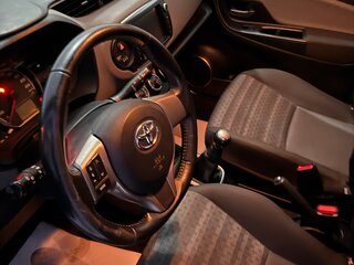 2017 Toyota Yaris III Рестайлинг 2, белый, 950000 рублей, вид 5