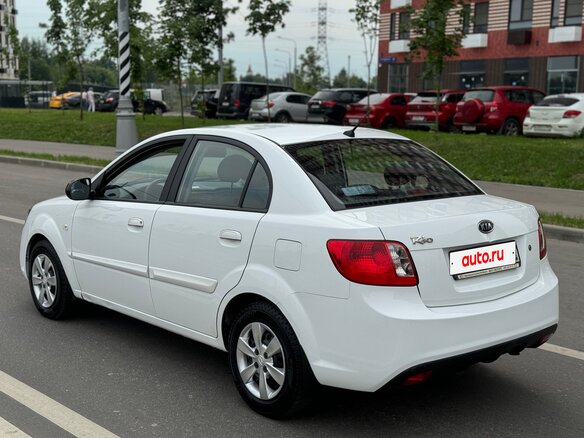 2011 Kia Rio II Рестайлинг, белый - вид 3