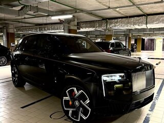 2025 Rolls-Royce Cullinan Black Badge I Рестайлинг (Series II), чёрный, 67500000 рублей, вид 1