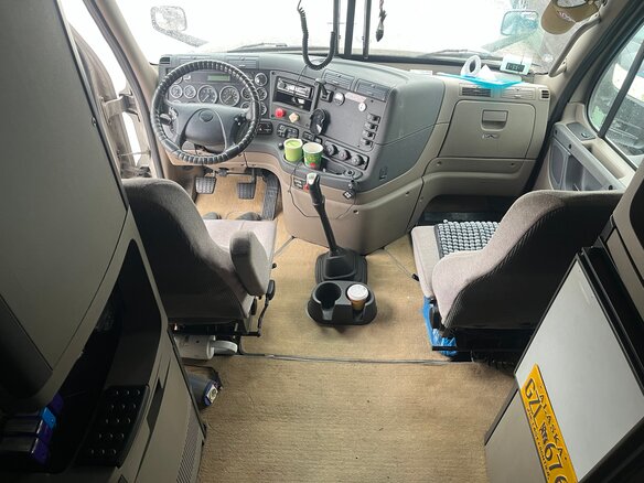 2008 Freightliner Cascadia, серебристый, 4500000 рублей - вид 4