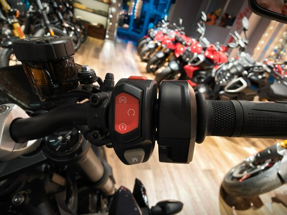2026 Triumph Street Triple, серебристый, 1690000 рублей - вид 14