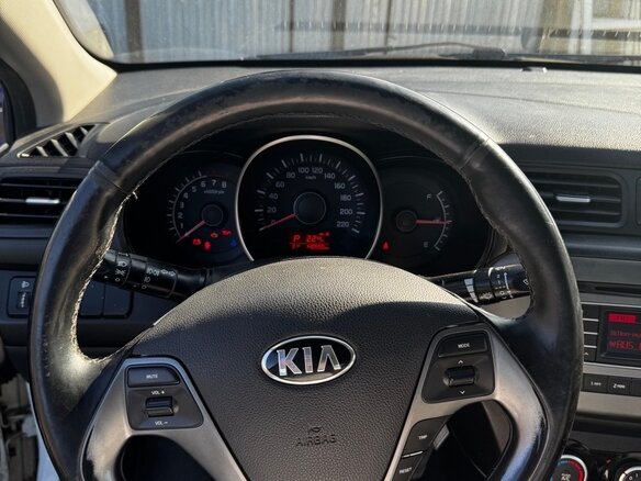 2015 Kia Rio III Рестайлинг, белый, 750000 рублей - вид 10