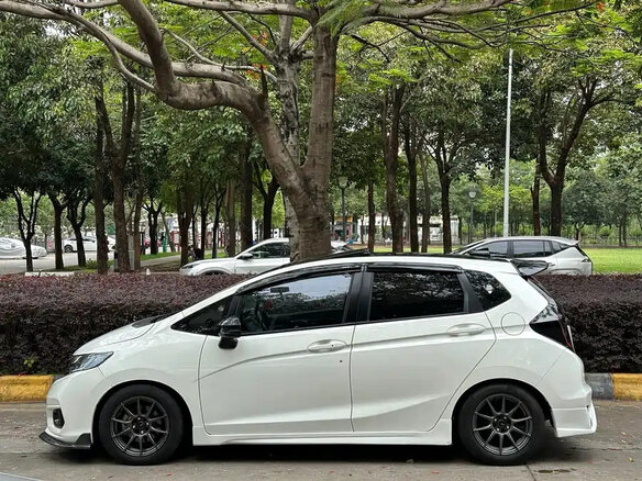 2020 Honda Fit III Рестайлинг, белый, 950100 рублей - вид 4