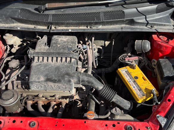 2001 Toyota Vitz I (P10), красный, 250000 рублей - вид 5