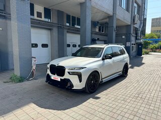 2022 BMW X7 M60i I (G07) Рестайлинг, белый, 9999999 рублей, вид 4
