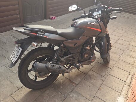 2022 Bajaj Pulsar 180, серый, 140000 рублей, вид 3