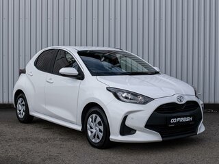 2021 Toyota Yaris IV, белый, 1150000 рублей, вид 1