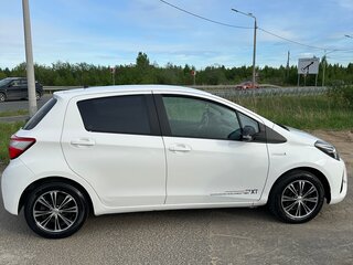 2017 Toyota Yaris III Рестайлинг 2, белый, 1400000 рублей, вид 2