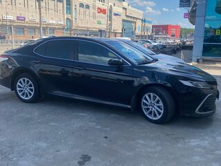 2022 Toyota Camry VIII (XV70) Рестайлинг, чёрный, 2450000 рублей, вид 4