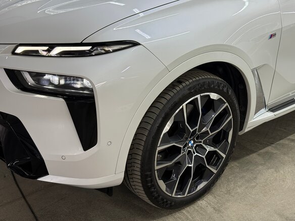 2025 BMW X7 40i I (G07) Рестайлинг, белый - вид 1