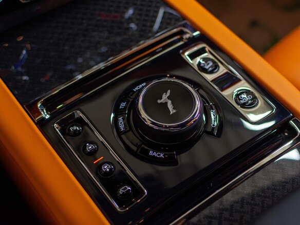 2025 Rolls-Royce Cullinan Black Badge I Рестайлинг (Series II), чёрный, 66500000 рублей - вид 12