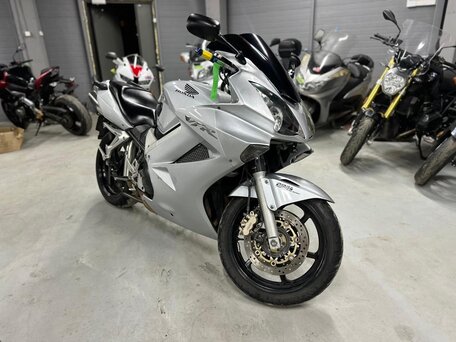 2006 Honda VFR 800, серебристый, 445000 рублей, вид 4