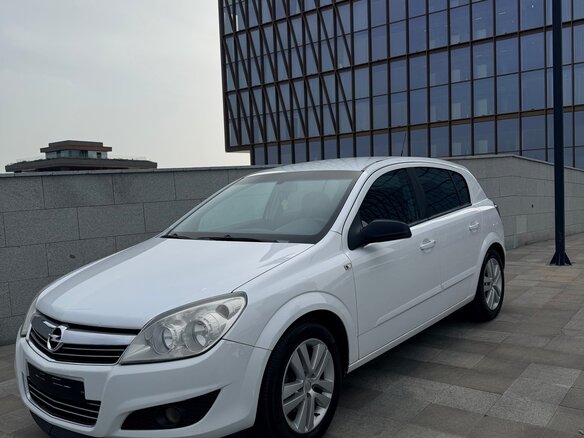 2008 Opel Astra H Рестайлинг, белый, 500000 рублей - вид 1