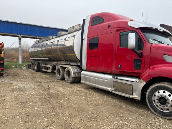 2004 Peterbilt 387, красный, 1700000 рублей - вид 1