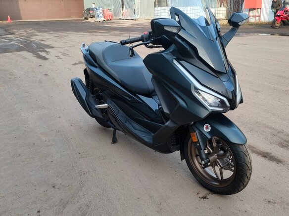 2024 Honda Forza, чёрный, 739000 рублей - вид 3