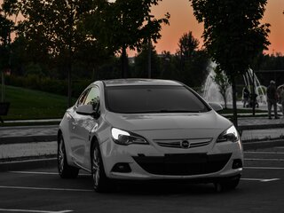 2012 Opel Astra GTC J Рестайлинг, белый, 650000 рублей, вид 3