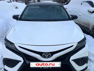 2021 Toyota Camry VIII (XV70) Рестайлинг, белый, 2485000 рублей, вид 3