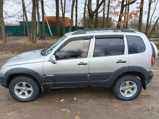 2012 Chevrolet Niva I Рестайлинг, серебристый, 520000 рублей, вид 3