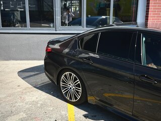 2020 BMW 5 серии M550i xDrive VII (G30/G31/G38), чёрный, 4250000 рублей, вид 4