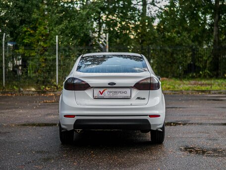2015 Ford Fiesta Mk6 Рестайлинг, белый, 460000 рублей, вид 4