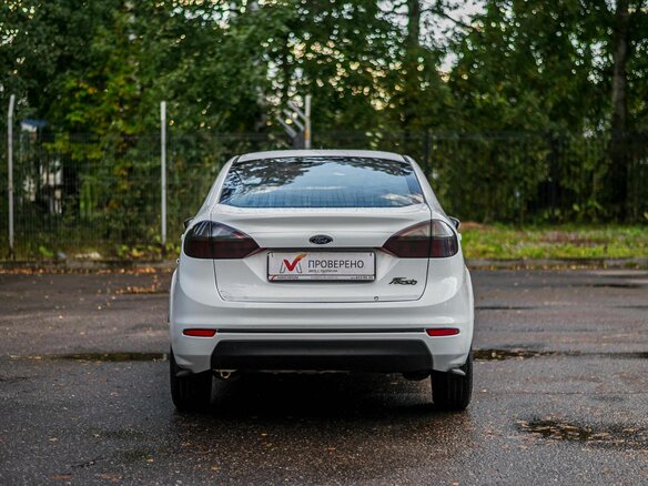2015 Ford Fiesta Mk6 Рестайлинг, белый, 460000 рублей - вид 3