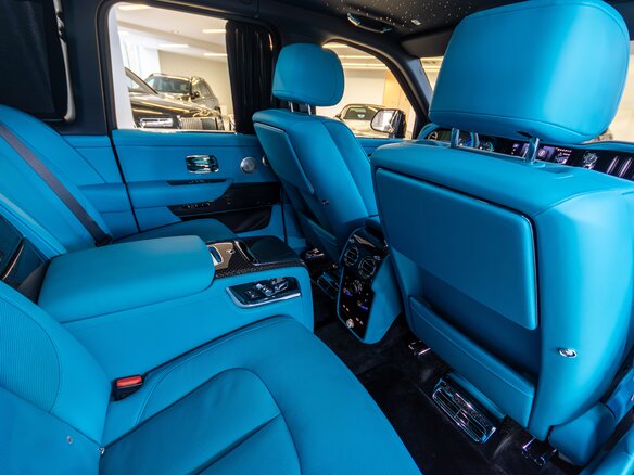 2025 Rolls-Royce Cullinan Black Badge I Рестайлинг (Series II), чёрный, 66500000 рублей - вид 14