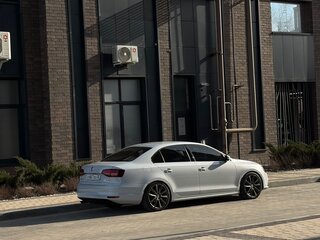 2017 Volkswagen Jetta VI Рестайлинг, серебристый, 1750000 рублей, вид 1