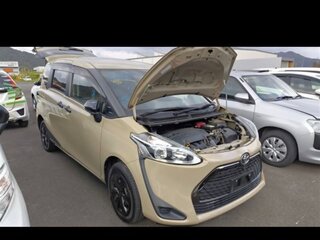 2020 Toyota Sienta II Рестайлинг, бежевый, 1500000 рублей, вид 2
