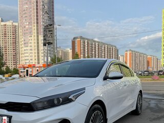 2022 Kia Cerato IV Рестайлинг, белый, 2100000 рублей, вид 2