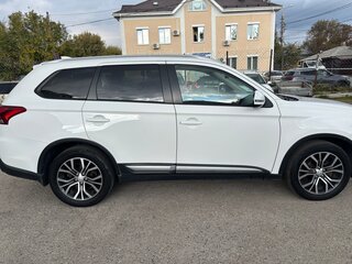 2018 Mitsubishi Outlander III Рестайлинг 2, белый, 1950000 рублей, вид 2
