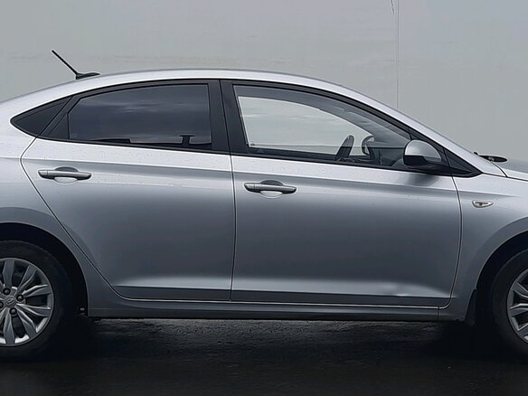 2018 Hyundai Solaris II, серебристый, 1200000 рублей - вид 3