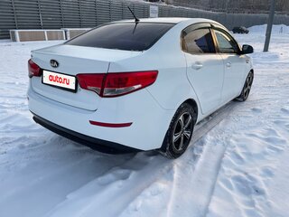 2015 Kia Rio III Рестайлинг, белый, 1100000 рублей, вид 3