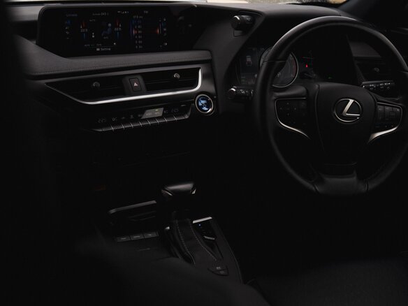 2020 Lexus UX 260h I, серебристый, 3000000 рублей - вид 7