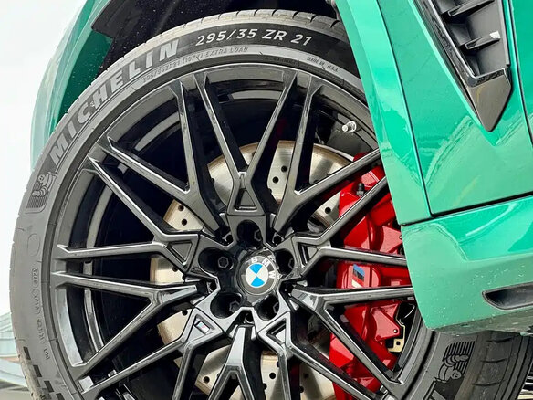 2023 BMW X5 M Competition III (F95) Рестайлинг, зелёный - вид 15
