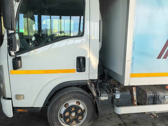 2020 Isuzu Elf (N-series), белый, 4500000 рублей - вид 2