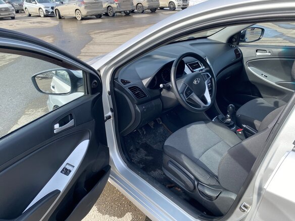 2013 Hyundai Solaris I, серебристый, 770000 рублей - вид 4